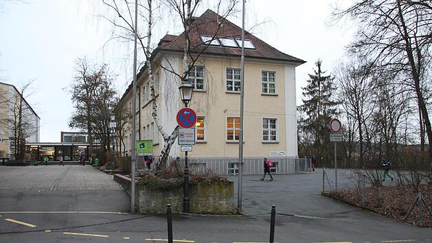 Soll die Grundschule in  der Baiersdorfer Stra&szlig;e (Bild) saniert oder eine neue in R&ouml;hrig gebaut  werden? Die B&uuml;rger haben 2019 das letzte Wort. Stephan St&ouml;ckel