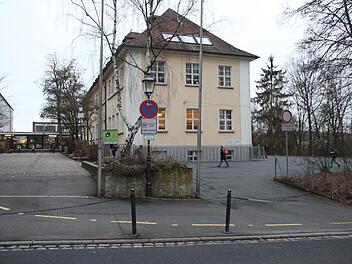 Soll die Grundschule in  der Baiersdorfer Straße (Bild) saniert oder eine neue in Röhrig gebaut  werden? Die Bürger haben 2019 das letzte Wort. Stephan Stöckel