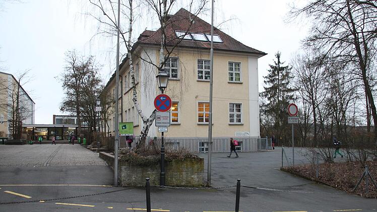 Soll die Grundschule in  der Baiersdorfer Straße (Bild) saniert oder eine neue in Röhrig gebaut  werden? Die Bürger haben 2019 das letzte Wort. Stephan Stöckel