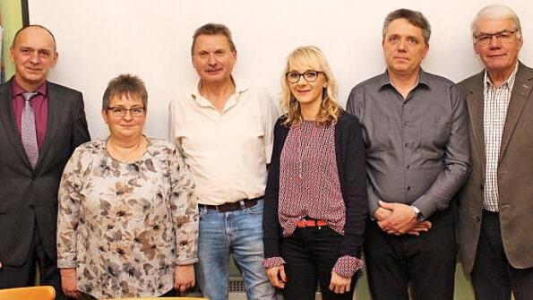 Heinrich S&uuml;&szlig; (l.) und Otto Tr&ouml;ppner (r.) mit den Vorstandsmitgliedern Silvia Kern, Heinz Ifftner, Britta Loskarn und Thomas Dre&szlig;el (v. l.)