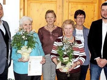 Der Gartenbauverein zeichnete Ilse Dauer (2. v. l.) und Käthe Ferge (4. v. l.) für 40 Jahre Mitgliedschaft aus. Der Vorsitzende des MSC, Alexander Stey, überreichte 200 Euro für die Ortsbildgestaltung. Mit im Bild Bürgermeister Michael Pöhnlein (li.), 2. Vorsitzende Marianne Köstner (3. v. l.) und Vorsitzende Barbara Wachter (2, v. r.)  Foto: Michael Wunder