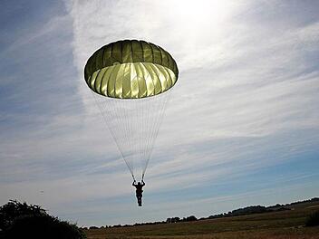 Treuchtlingen: Fallschirmspringer schwer verletzt Treuchtlingen: Fallschirmspringer schwer verletzt