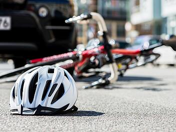 Fahrradfahrer kollidiert mit Auto aufgrund von spielenden Kindern