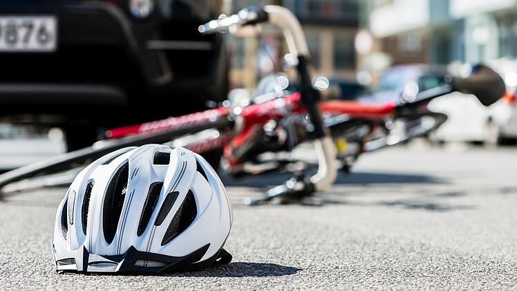 Fahrradfahrer kollidiert mit Auto aufgrund von spielenden Kindern
