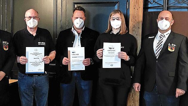 Ehrungen bei der DLRG-Ortsgruppe Kulmbach; im Bild (von links) stellvertretender Bezirksvorsitzender Christian D&ouml;res, Martin Latz, OB Ingo Lehmann, Sophia Eberhardt, Vorsitzender Marco D&ouml;rfler und Tatjana Reif