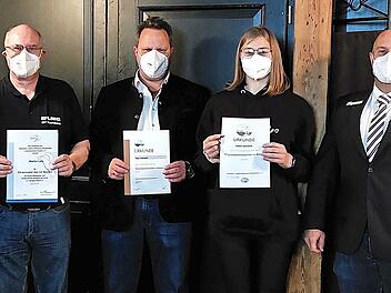 Ehrungen bei der DLRG-Ortsgruppe Kulmbach; im Bild (von links) stellvertretender Bezirksvorsitzender Christian Döres, Martin Latz, OB Ingo Lehmann, Sophia Eberhardt, Vorsitzender Marco Dörfler und Tatjana Reif