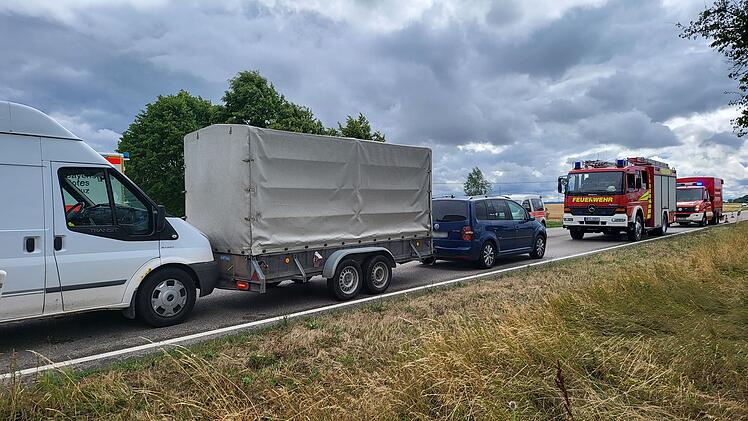 Auffahrunfall mit mehreren beteiligten Fahrzeugen bei Bad Windsheim (Landkreis Neustadt an der Aisch-Bad Windsheim): Eine Person leicht verletzt.