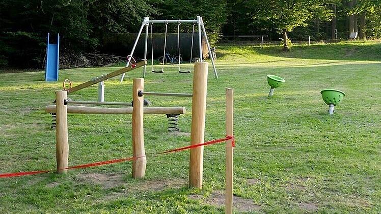 An einem der hei&szlig;esten Wochenenden des Jahres wurden die neuen Spielger&auml;te einbetoniert.