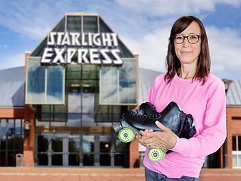 Mona ist Mitte 40 und fragt sich immer häufiger, was im Leben eigentlich noch kommt. Um den Weg aus ihrer Krise zu schaffen, erfüllt sie sich einen Kindheitstraum: Einmal auf der Bühne des Musicals Starlight Express dabei zu sein.