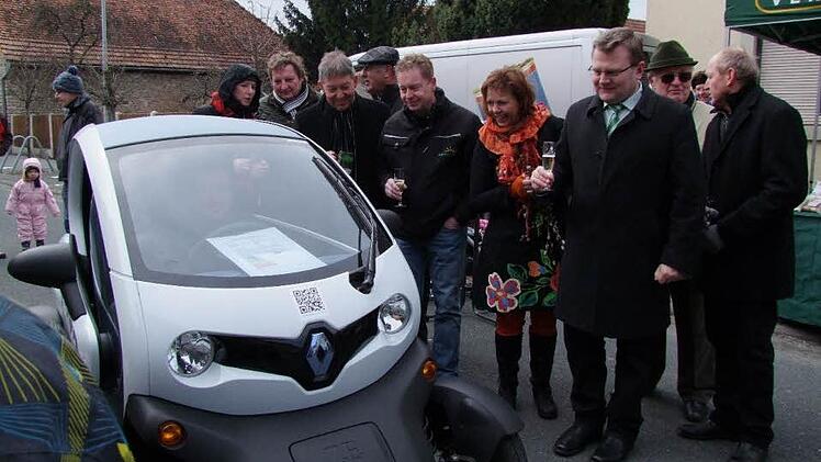 Das Elektromobil der Firma AWI-Solar stand nicht nur im Mittelpunkt des Interesses bei den Gemeinderäten, auch die Besucher des Marktes durften am Sonntag eine Proberunde drehen.