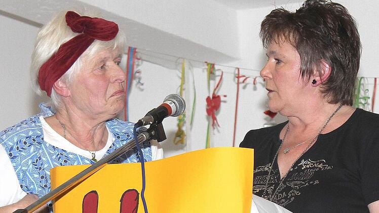 "Ratschkathln" wie sie im Buche stehen: Marga Hoch (links) und Monika Gerbig unterhielten die Besucher des Pfarrfaschings bestens.