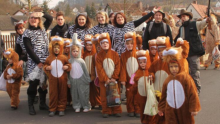 Die kleinen Bären aus dem Kindergarten Weisbrunn mit ihren Erzieherinnen.