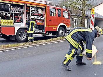 Zu einem Öleinsatz ist die Freiwillige Feuerwehr Garitz am Mittwoch ausgerückt.  Foto: Peter Rauch