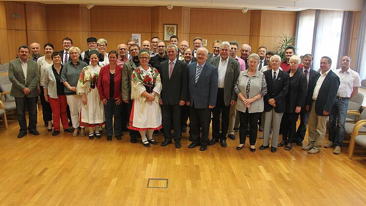 Diese Bürger erhielten die ersten Ehrenamtskarten im Landkreis. Mit im Bild: Landrat Oswald Marrund die Fraktionsvorsitzenden Bernd Liebhardt (CSU) und Richard Rauh (SPD). Foto: Veronika Schadeck