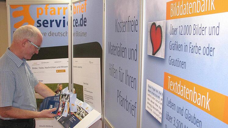 "Pfarrbriefservice.de hat sich seit seinem Bestehen zu einem erfolgreichen Synergieprojekt entwickelt, das Vorbildcharakter für eine diözesanübergreifende Zusammenarbeit besitzt", erklärt Johannes Simon. Bei einem Blick auf die große Stellwand in den neuen Büroräumen werden die Angebote sichtbar.