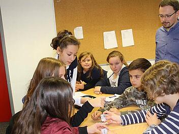 Fabian Sauer (stehend) von der "mecodia Akademie" informierte die Schüler der sechsten Jahrgangsstufe über die Gefahren bei der Nutzung von Apps.  Foto: Gerda Völk