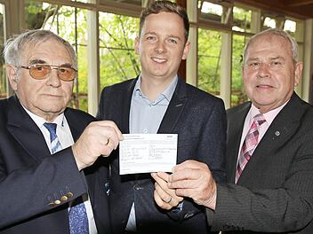 Horst Nikol und stellvertretender Kreisvorsitzender Hans-Jürgen Hoffmann (rechts) freuen sich über den Beitritt des Bürgermeisters.  Foto: Desombre