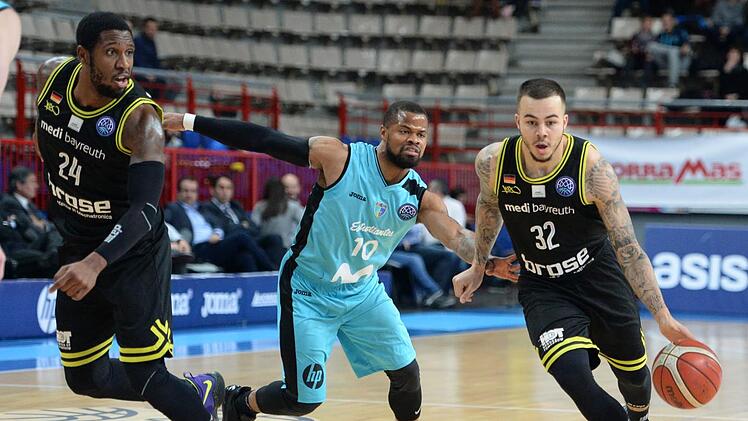Fassungslos sieht der NBA-erfahrene Estudiantes-Spieler Omar Cook den Medi-Akteur Gabe York vorbeiziehen. Im dritten Viertel drehten die Bayreuther die Champions-League-Partie mit einem 11:0-Lauf. York überzeugte diesmal mit Rebounds (neun) statt mit Punkten (fünf).  Foto: Peter Mularczyk