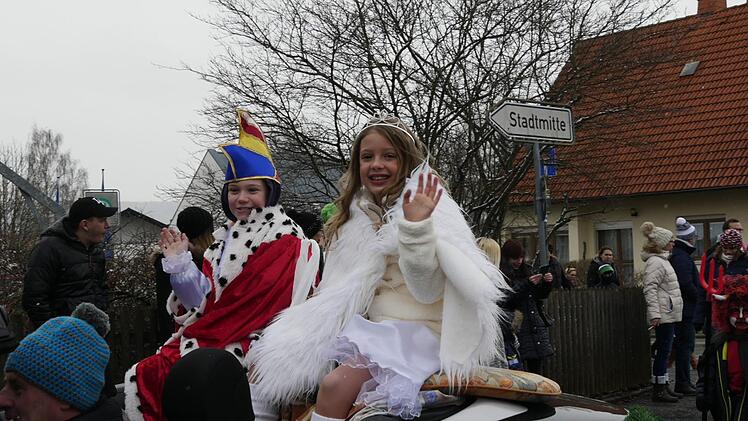 Kinderprinzenpaar: Kinderprinz Pascal I. und seine Prinzessin Lena I. Foto: Manja von Nida