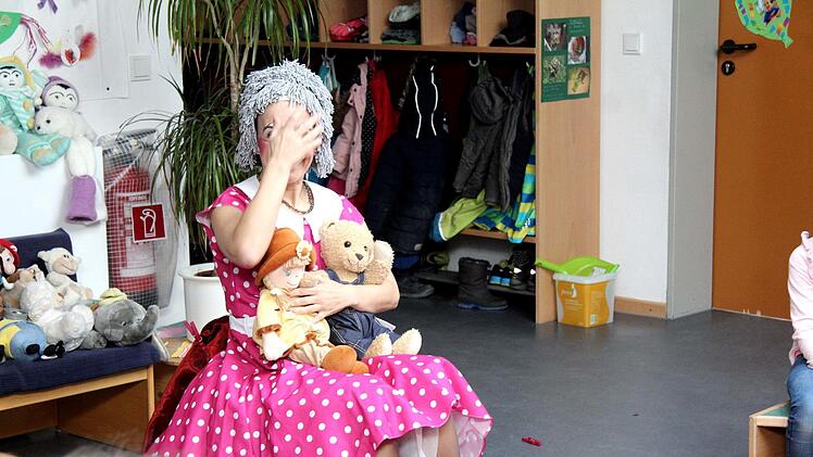 Klinik-Clown Rosa war zu Besuch in Weisendorf   Foto: Richard Sänger