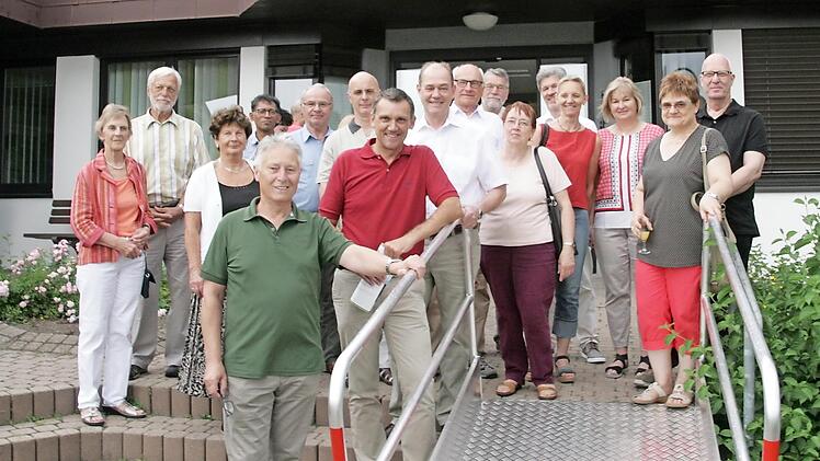 Ein barrierefreier Zugang darf bei einer Ausstellung zur Barrierefreiheit nicht fehlen, finden nicht nur Hans Götz (vorne links) und Ludwig Wahl (dahinter). Foto: Sylvia Hubele