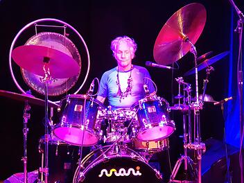 Mani Neumeier ist Gründer von "Guru Guru". Hier in Haßfurt hervorragend in Aktion - trotz Rückenschmerzen.Brigitte Krause
