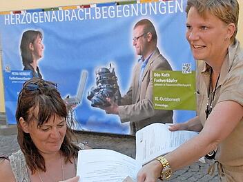 Im Juni 2012 startete die erste Aktion in Sachen Baustellenmarketing. Unter dem Stichwort "Begegnungen" dienten währen der Großbaustelle in der westlichen Hauptstraße Bauzäune als Werbebanner. Stadtmarketing-Chefin Judith Jochmann informierte damals über die Aktion. Kommunikation wird im Rathaus auch heute großgeschrieben.  Foto: Bernhard Panzer (Archiv)