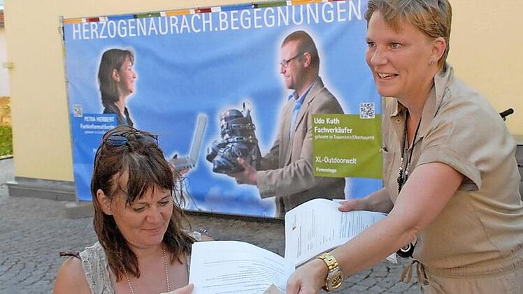 Im Juni 2012 startete die erste Aktion in Sachen Baustellenmarketing. Unter dem Stichwort "Begegnungen" dienten währen der Großbaustelle in der westlichen Hauptstraße Bauzäune als Werbebanner. Stadtmarketing-Chefin Judith Jochmann informierte damals über die Aktion. Kommunikation wird im Rathaus auch heute großgeschrieben.  Foto: Bernhard Panzer (Archiv)