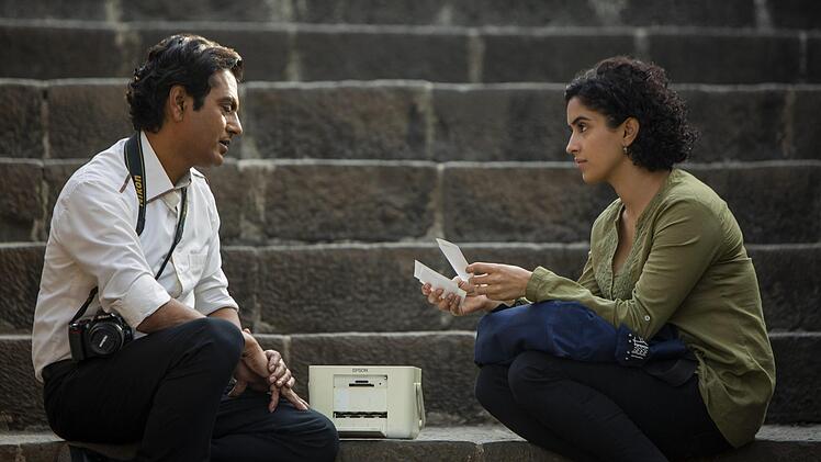 Süßes Paar: Nawazuddin Siddiqu (Rafi) und  Sanya Malhotra (Miloni) setzen sich in "Photograph" über alle indischen Konvetionen hinweg.     Foto: Joe D'Souza