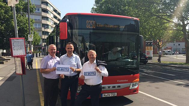 Den Startschuss f&uuml;r die neue Linie, den See-Shuttle, gaben  (von links): Nahverkehrsbeauftragter Michael Sch&auml;der, J&uuml;rgen Metz (Leiter Kreisentwicklung) und Landrat Thomas Bold.  Lena Pfister