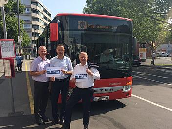 Den Startschuss für die neue Linie, den See-Shuttle, gaben  (von links): Nahverkehrsbeauftragter Michael Schäder, Jürgen Metz (Leiter Kreisentwicklung) und Landrat Thomas Bold.  Lena Pfister