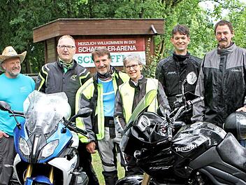 Auch der Kirchenmann ist Biker: Einige der Motorradfreunde mit Dekan Jürgen Blechschmidt (rechts) und Vorsitzendem Hans Pflaum (links) mit ihren Maschinen vor der Ausfahrt in Eltmann.  Foto: Günther Geiling