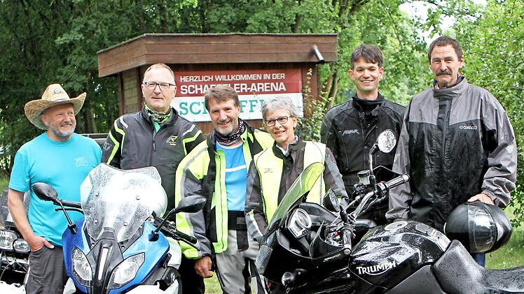 Auch der Kirchenmann ist Biker: Einige der Motorradfreunde mit Dekan Jürgen Blechschmidt (rechts) und Vorsitzendem Hans Pflaum (links) mit ihren Maschinen vor der Ausfahrt in Eltmann.  Foto: Günther Geiling