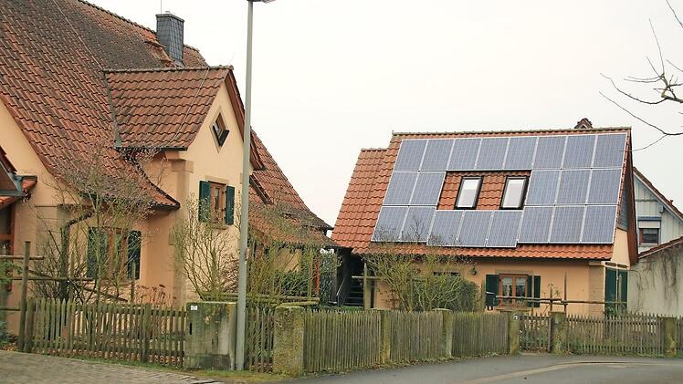 Ein gelungenes Beispiel flächensparenden ökologischen Bauens ist die Siedlung in der Goldgrube in Unterneuses, die vor rund zwei Jahrzehnten angelegt wurde. Foto: Matthias Einwag