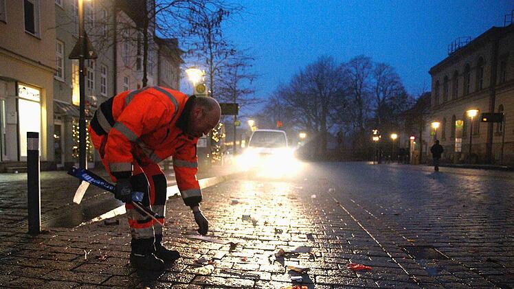 Vorschriftsmäßig leer präsentierte sich die Coburger Innenstadt in der Silvesternacht. Zum Vergleich: So sah es in der Silvesternacht 2016 bei der Aufräumarbeit der Stadtreinigung aus.Foto: Christoph Winter