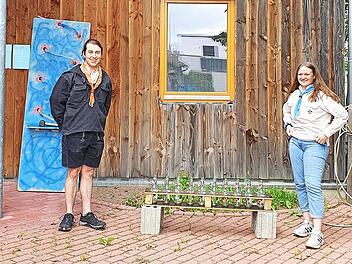 Julian und Teresa vor dem in Eigenleistung erstellten Pfadfinderheim mit dem Plopp-Spiel