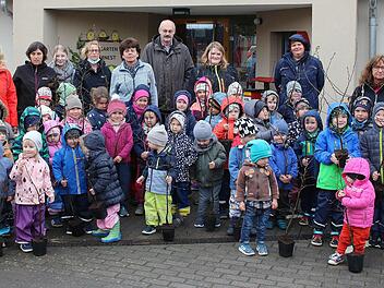 55 kleine Hainbuchen bekamen die Kinder des Kindergartens Gückernest anlässlich des "Tag des Baumes" von der Gemeinde Rannungen. Bürgermeister Fridolin Zehner (Bildmitte) und Werner Keller, der Vorsitzende der Ortsgruppe Rannungen des Bund Naturschutz, überreichten sie.