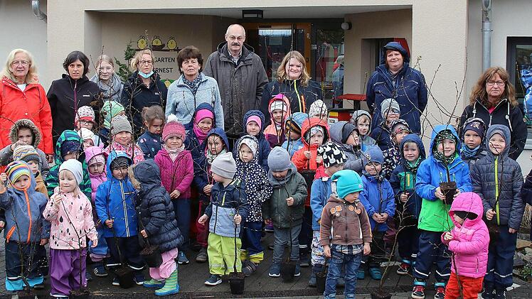 55 kleine Hainbuchen bekamen die Kinder des Kindergartens Gückernest anlässlich des "Tag des Baumes" von der Gemeinde Rannungen. Bürgermeister Fridolin Zehner (Bildmitte) und Werner Keller, der Vorsitzende der Ortsgruppe Rannungen des Bund Naturschutz, überreichten sie.