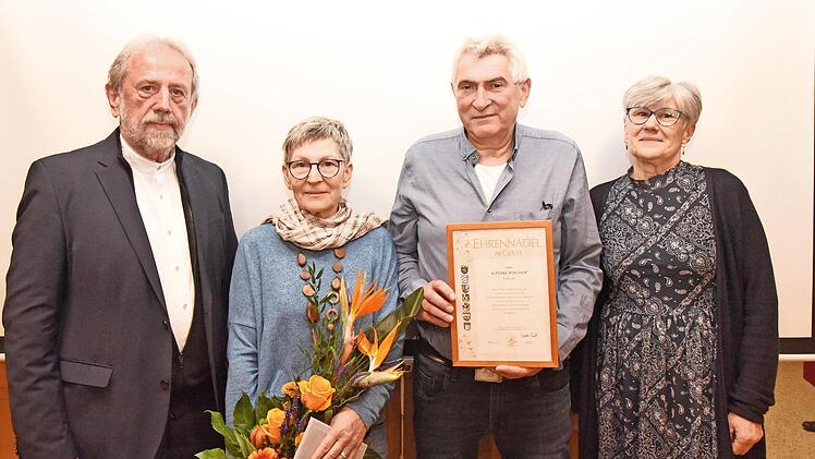 Ehrung beim OGV Poxdorf (v. l.): Kreisvorsitzender Reinhardt Glauber, das Ehepaar Monika und Alfons Bischof sowie die Zweite Vorsitzende Ingrid Frister