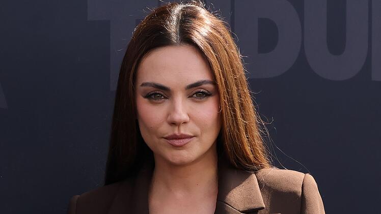 Mila Kunis macht kein Geheimnis aus ihrer Sparsamkeit: In der Talkshow von Conan O'Brien zeigte sie 2016 ihren 90-Dollar-Verlobungsring.