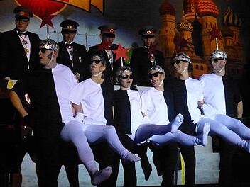 Die siamesischen Sechslinge beim komplizierten Unterhosenballett.