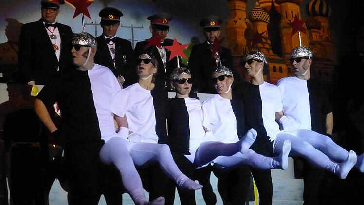 Die siamesischen Sechslinge beim komplizierten Unterhosenballett.