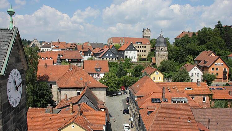 Blick aus Höhe des Zifferblatts der Christuskirche Richtung Rathaus