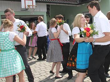 Zwölf Kerwapaare haben sich für die Melkendorfer Traditionsveranstaltung gefunden. Beim Umzug wurde vor jedem Haus, vor den Gastwirtschaften und natürlich vor der Kirche getanzt. Foto: Sonja Adam