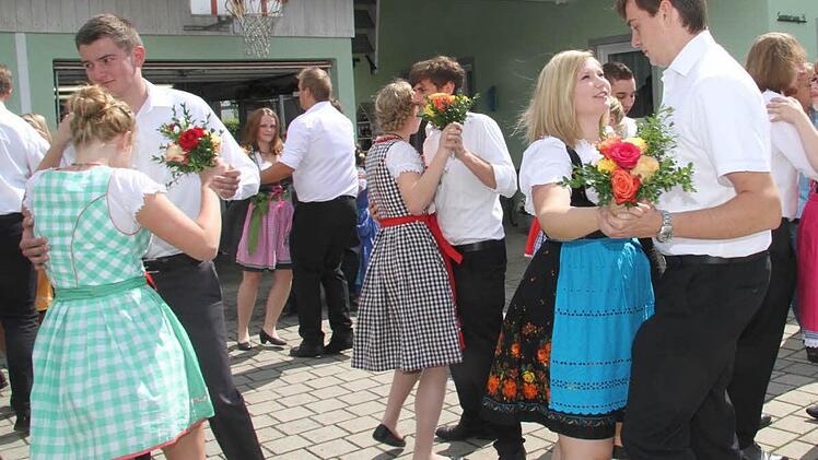 Zwölf Kerwapaare haben sich für die Melkendorfer Traditionsveranstaltung gefunden. Beim Umzug wurde vor jedem Haus, vor den Gastwirtschaften und natürlich vor der Kirche getanzt. Foto: Sonja Adam