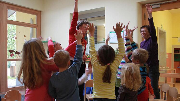 Kleine Bewegungsübungen, wie das Apfelpflücken, lockerte den Vortrag für die Kinder auf.