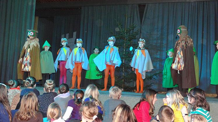 Ganz liebevoll und kreativ erzählen die Schülerinnen und Schüler die Geschichte vom Wunschbaum und den Tieren im Wald. Die Chorkinder (sitzend) untermalen das Schauspiel ihrer Mitschüler mit Liedern. Foto: Johanna Eckert