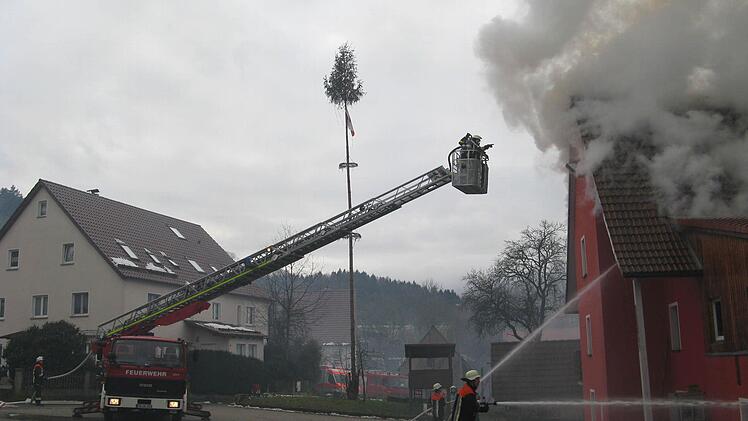 Wohnhausbrand in Dorfhau Foto: Benjamin Schweidler