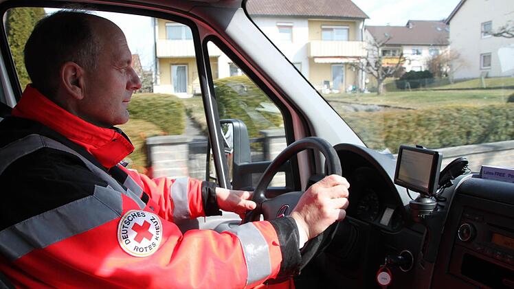 Im Rettungswagen: Rudolf Seidel an seinem Arbeitsplatz. Foto: Stephan Tiroch