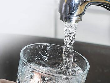 Der Wasserpreis für Kunden der Frankenwaldgruppe wird weiter steigen. Foto: Symbolbild imago/Jochen Track